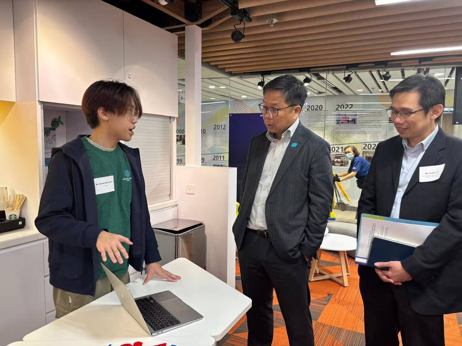 代表科大向貴賓介紹 AI 科技